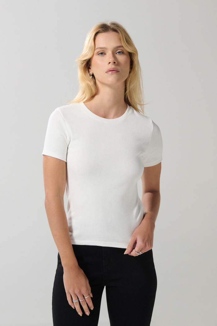 Camiseta manga corta unicolor en rib, silueta ajustada.