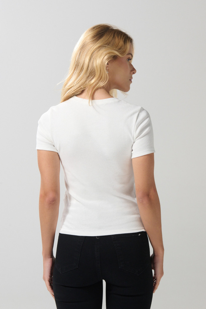 Camiseta manga corta unicolor en rib, silueta ajustada.