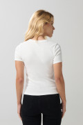 Camiseta manga corta unicolor en rib, silueta ajustada.