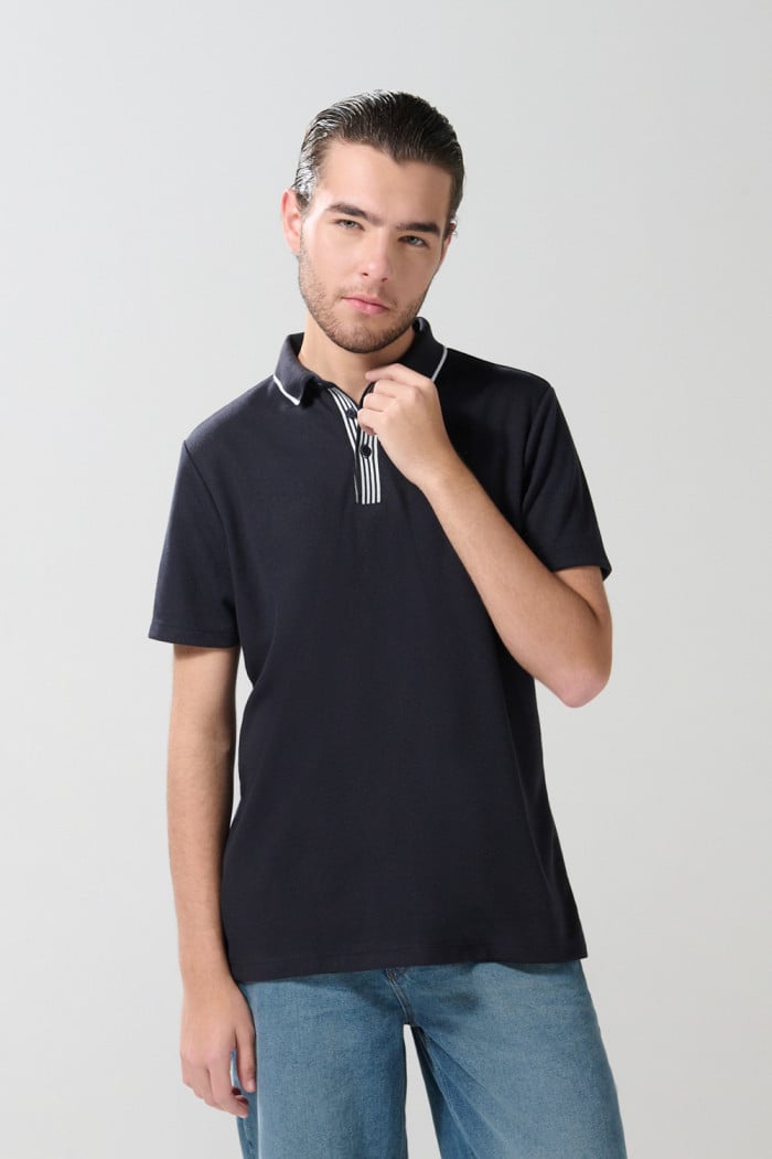 Camiseta polo azul intensa con líneas en pechera