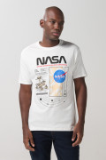 Camiseta cuello redondo crema clara con arte de NASA