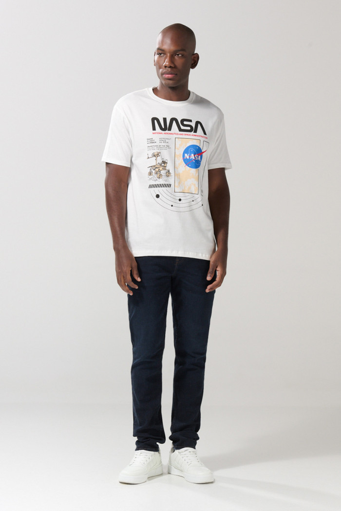 Camiseta cuello redondo crema clara con arte de NASA