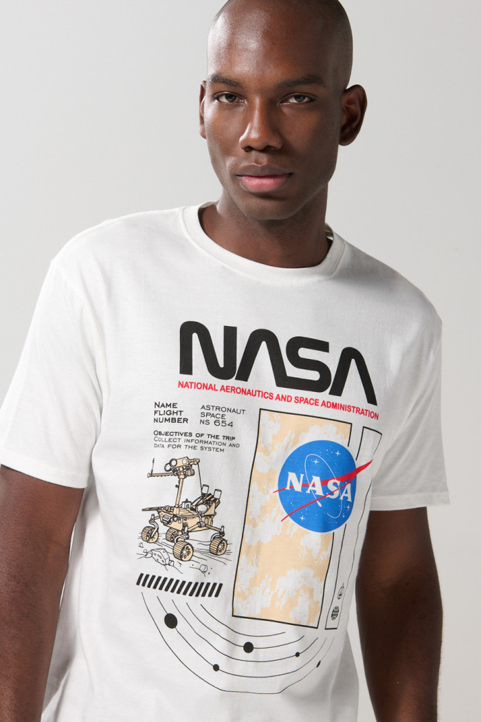 Camiseta cuello redondo crema clara con arte de NASA