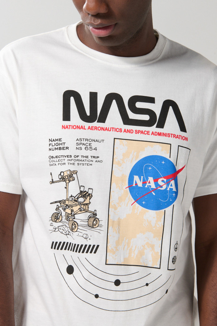 Camiseta cuello redondo crema clara con arte de NASA