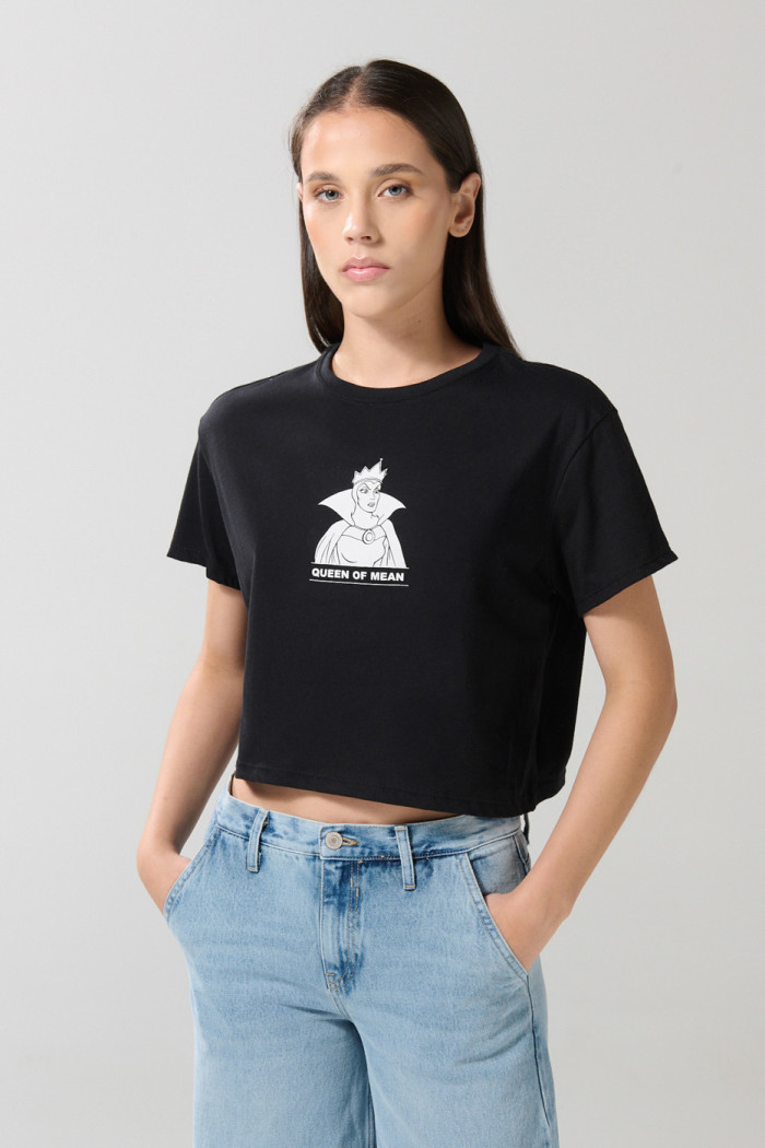 Camiseta crop top negra con diseño de Reina Malvada