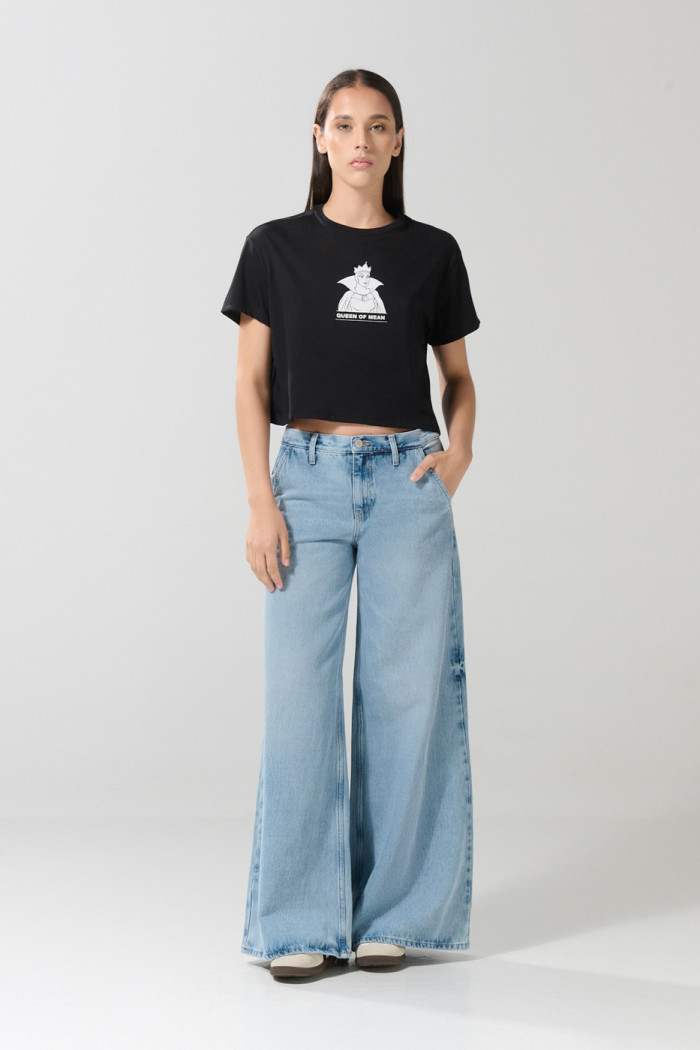 Camiseta crop top negra con diseño de Reina Malvada