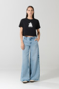 Camiseta crop top negra con diseño de Reina Malvada