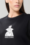 Camiseta crop top negra con diseño de Reina Malvada