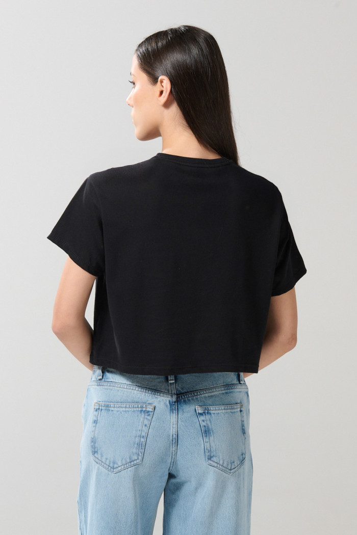 Camiseta crop top negra con diseño de Reina Malvada