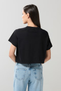 Camiseta crop top negra con diseño de Reina Malvada