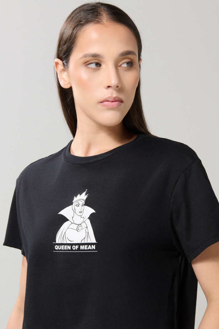 Camiseta crop top negra con diseño de Reina Malvada