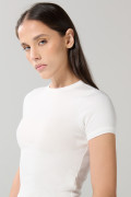 Camiseta unicolor con cuello redondo y texturas de canal
