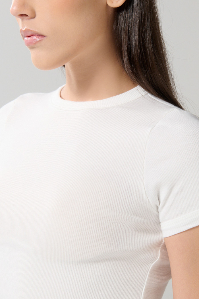 Camiseta unicolor con cuello redondo y texturas de canal