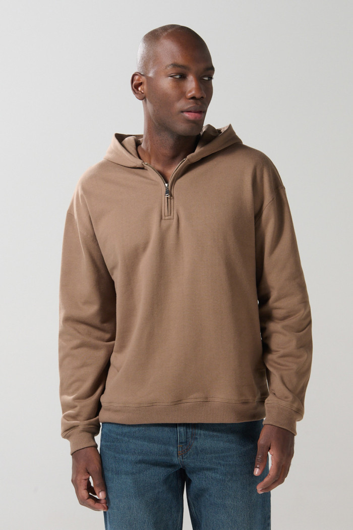 Buzo oversize unicolor con capota y cremallera