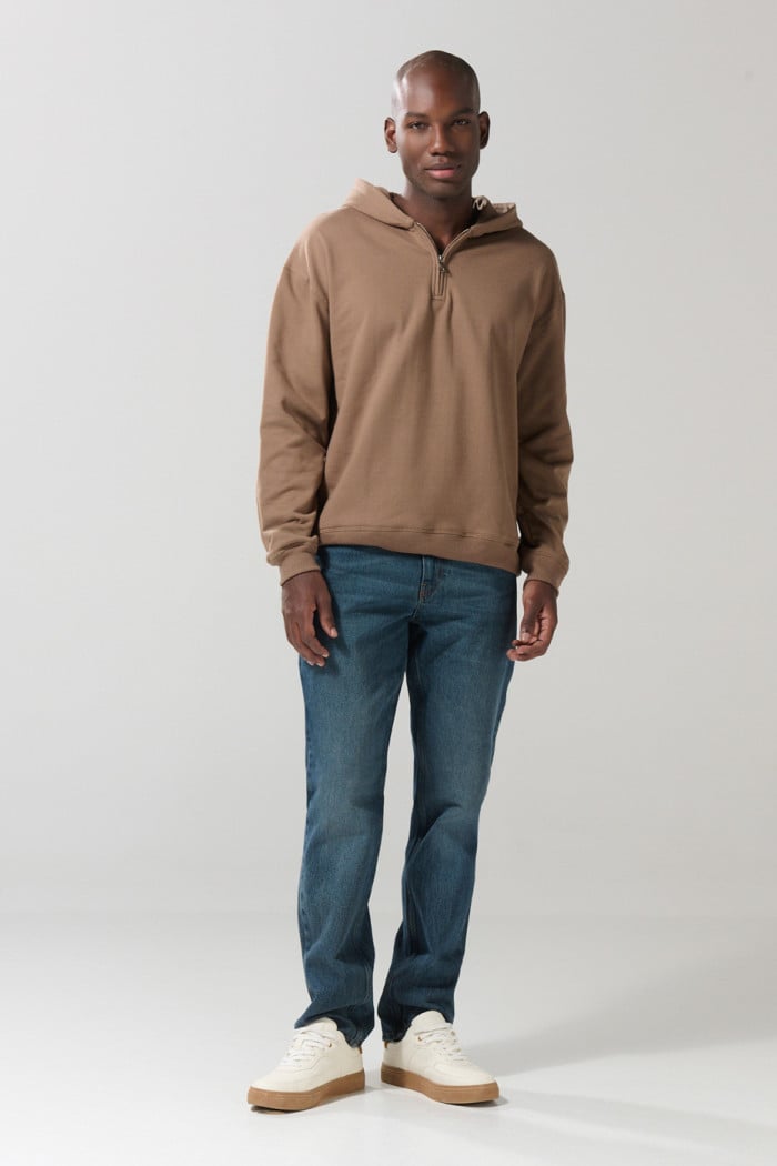 Buzo oversize unicolor con capota y cremallera