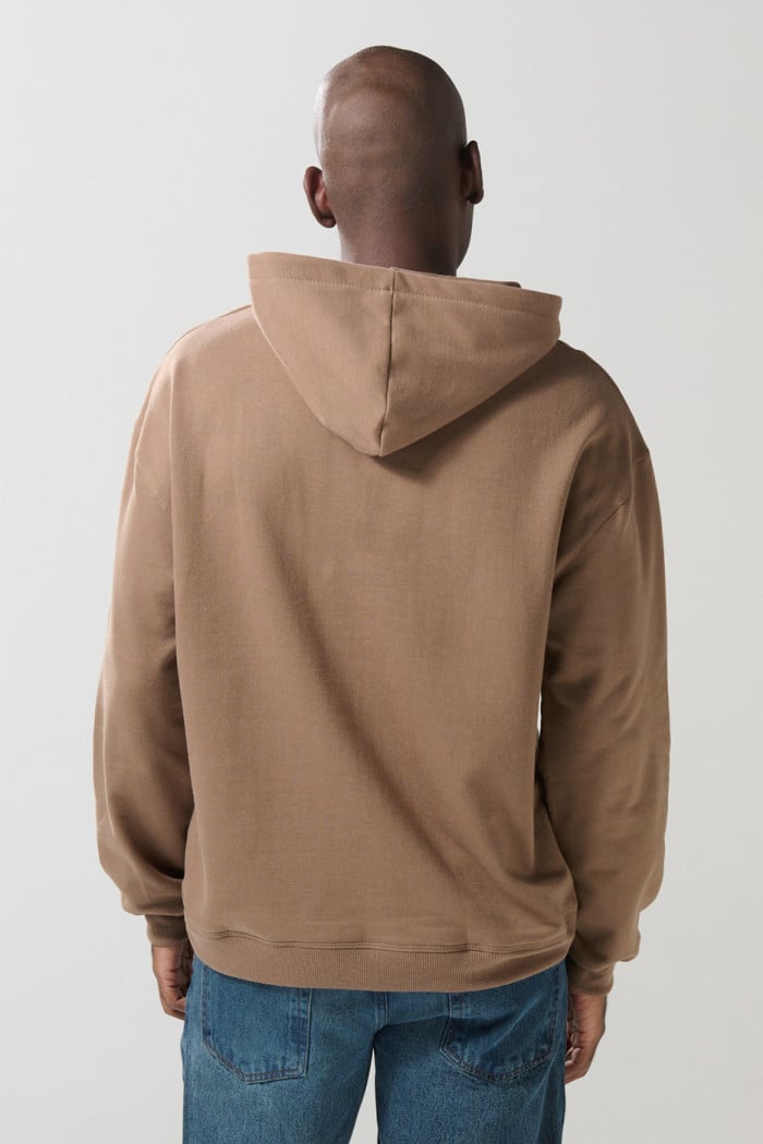 Buzo oversize unicolor con capota y cremallera