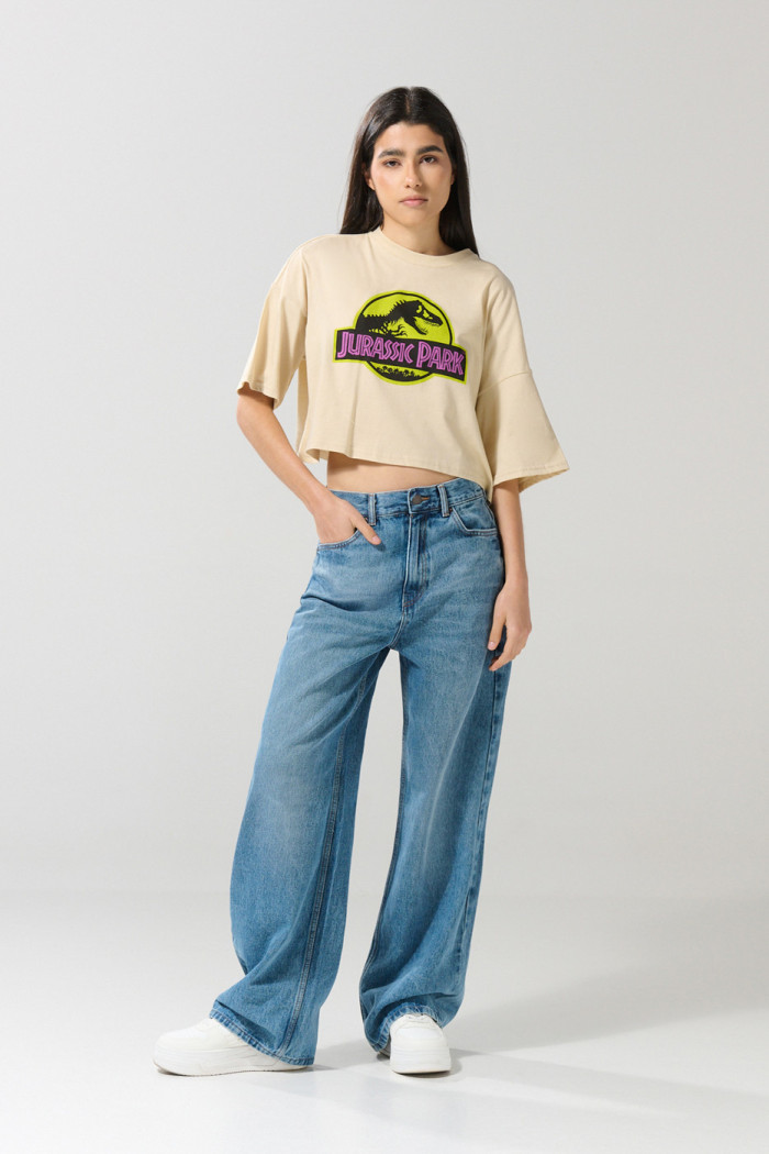 Camiseta oversize kaki crop top con arte de Jurassic Park