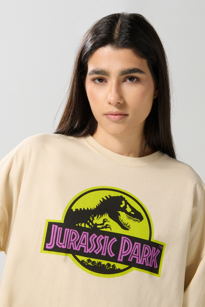Camiseta oversize kaki crop top con arte de Jurassic Park