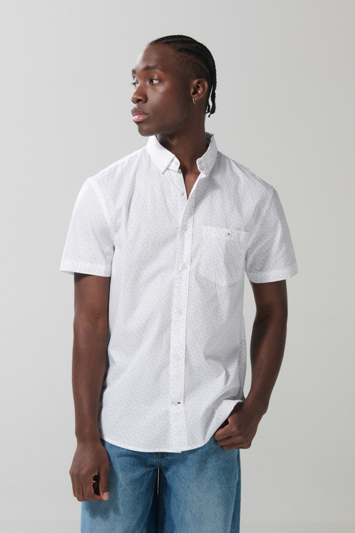 Camisa blanca con diseños en mini print y cuello button down