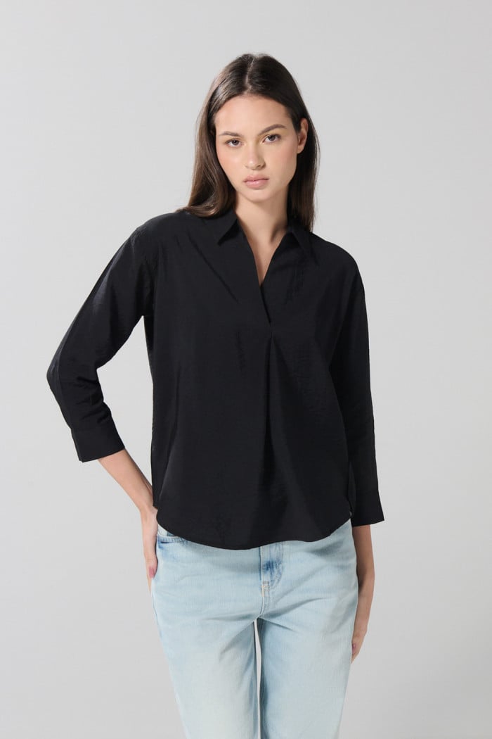 Blusa manga 3/4 unicolor con cuello camisero y prense