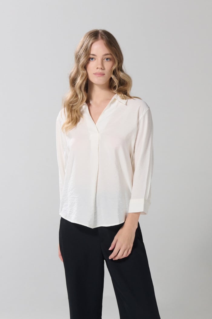 Blusa manga 3/4 unicolor con cuello camisero y prense