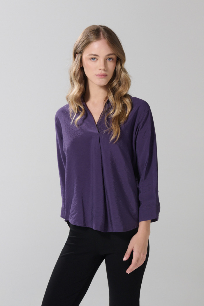 Blusa manga 3/4 unicolor con cuello camisero y prense