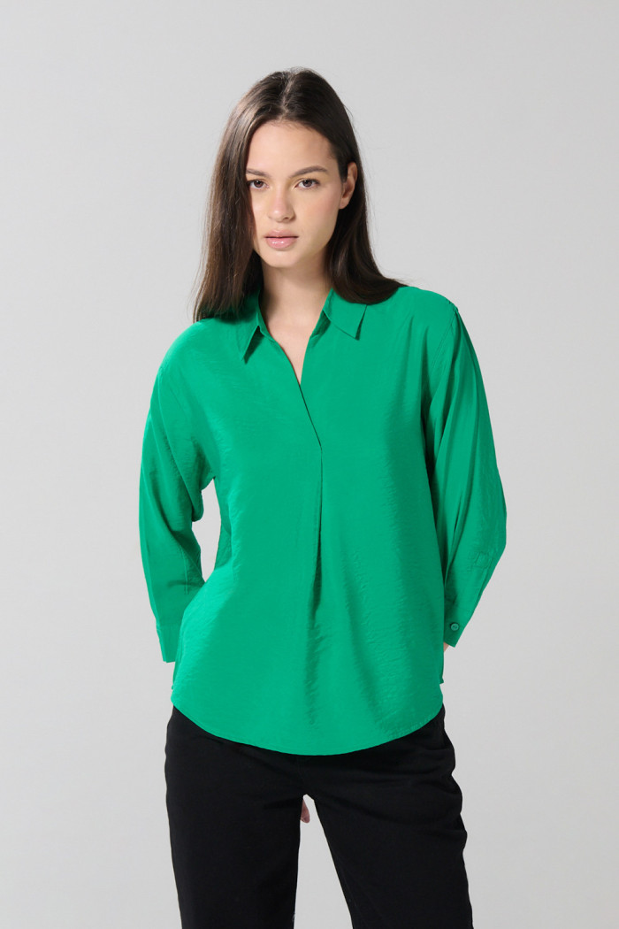 Blusa manga 3/4 unicolor con cuello camisero y prense