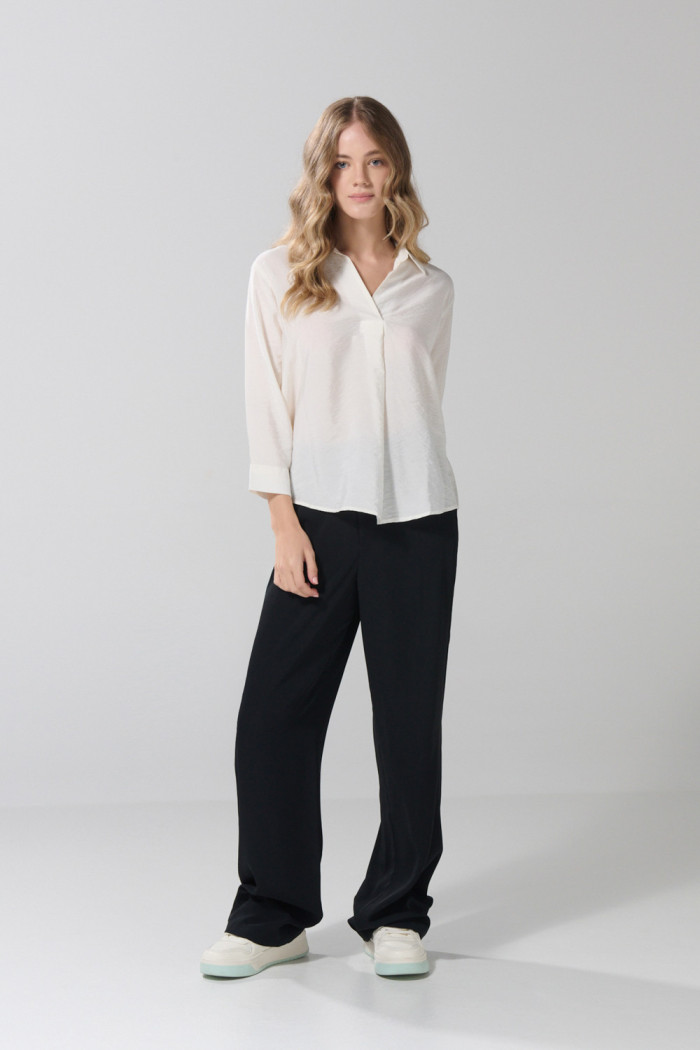 Blusa manga 3/4 unicolor con cuello camisero y prense