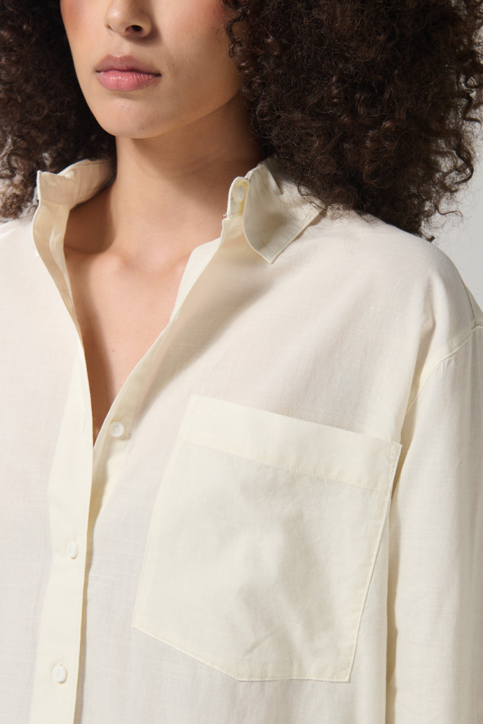 Blusa unicolor manga larga en algodón con bolsillo