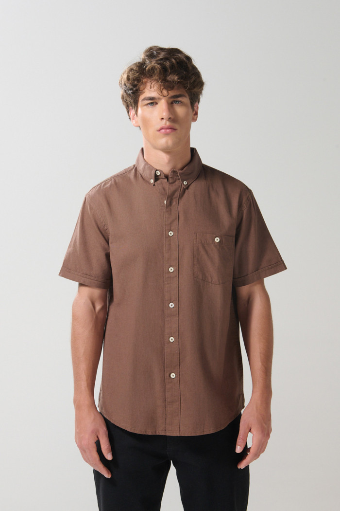 Camisa unicolor con bolsillo en frente y cuello button down