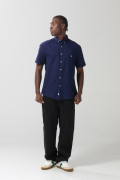 Camisa unicolor con bolsillo en frente y cuello button down