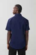 Camisa unicolor con bolsillo en frente y cuello button down