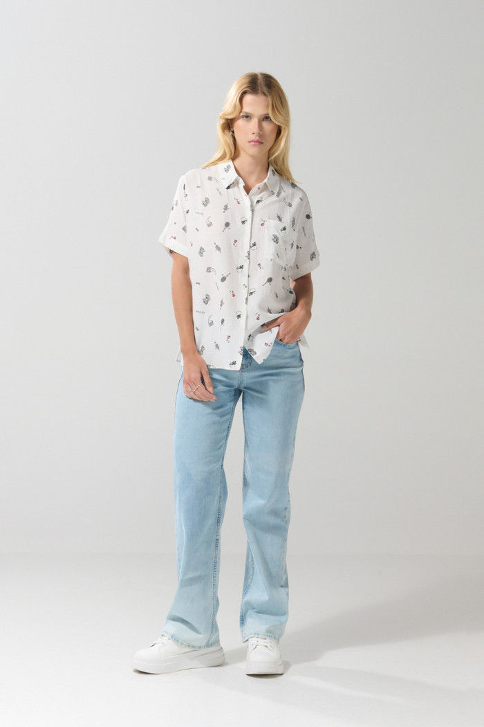 Blusa estampada crema clara con manga corta