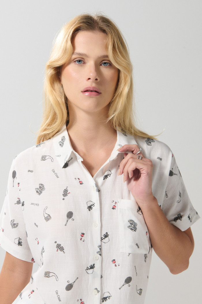 Blusa estampada crema clara con manga corta