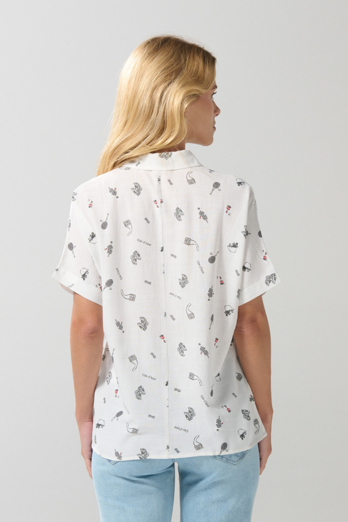 Blusa estampada crema clara con manga corta