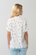Blusa estampada crema clara con manga corta