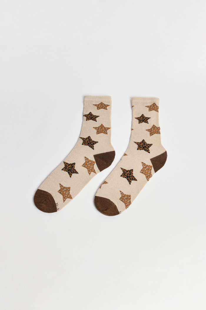 Medias largas kakis con estrellas animal print