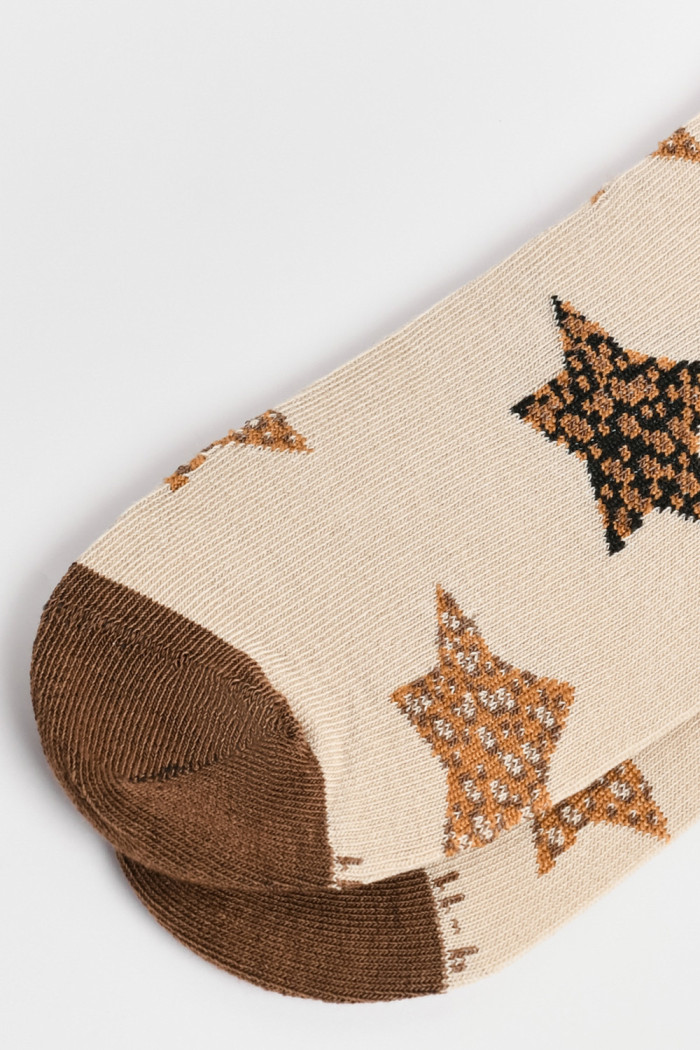 Medias largas kakis con estrellas animal print