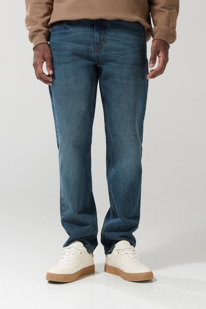 Jean 90´S azul oscuro con bota recta, tiro bajo y cremallera