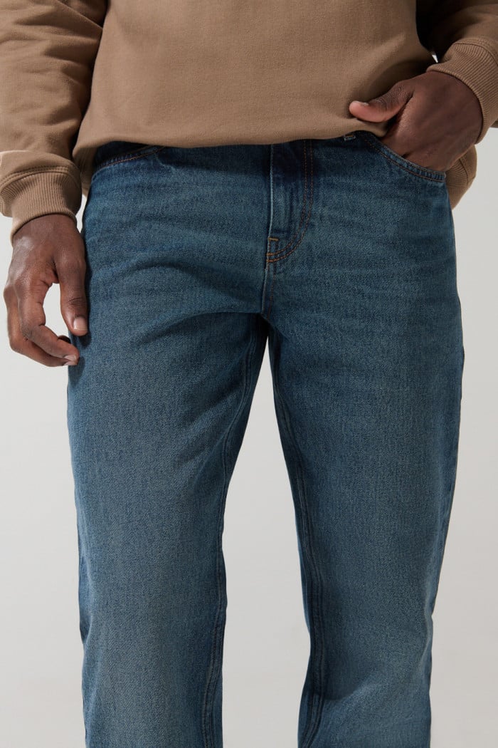 Jean 90´S azul oscuro con bota recta, tiro bajo y cremallera