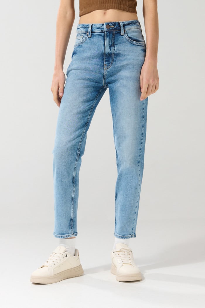 Jean mom súper tiro alto azul claro con desgastes