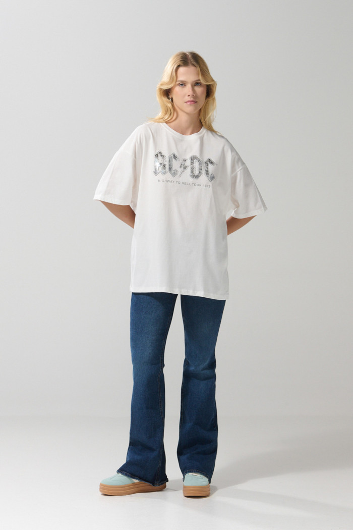 Camiseta crema clara oversize manga corta con arte de AC/DC
