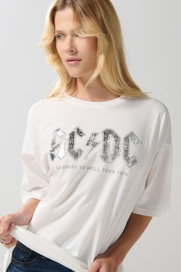 Camiseta crema clara oversize manga corta con arte de AC/DC