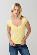 Camiseta amarilla clara con escote V y manga corta