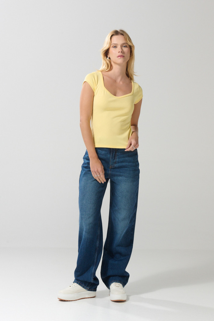 Camiseta amarilla clara con escote V y manga corta