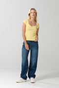 Camiseta amarilla clara con escote V y manga corta