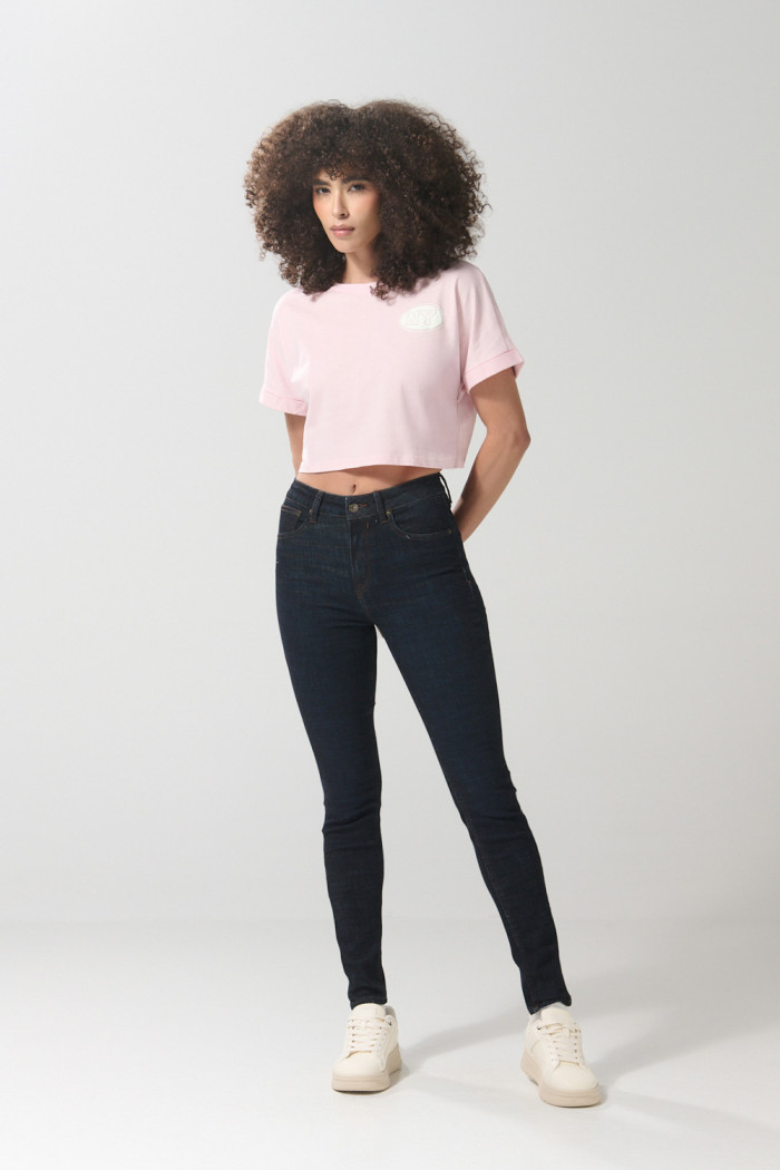 Camiseta crop top rosada clara con diseños college