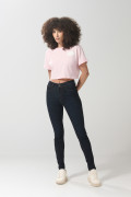 Camiseta crop top rosada clara con diseños college