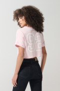 Camiseta crop top rosada clara con diseños college