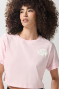 Camiseta crop top rosada clara con diseños college